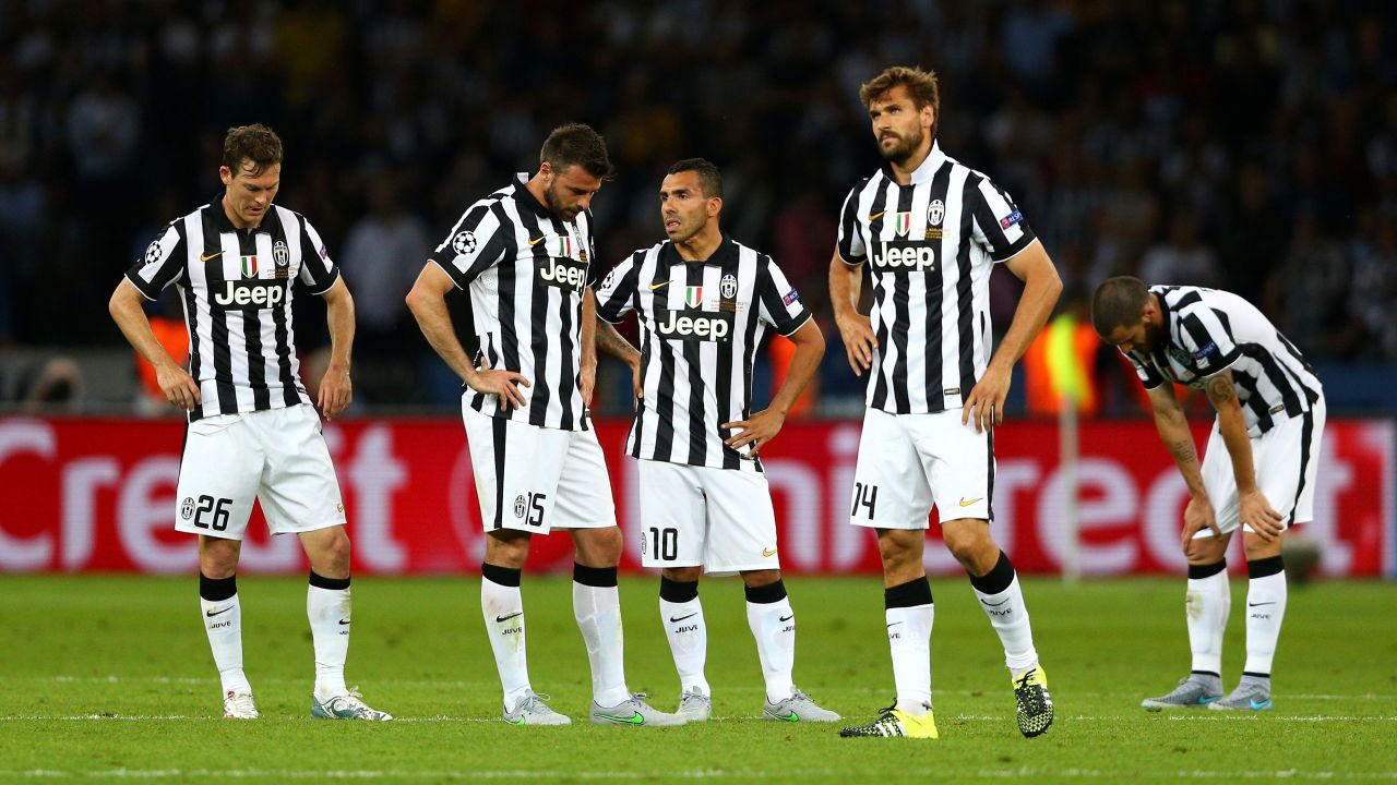 Dejected Juve players after Barcelona scores its third goal in the 2015 Champions League final.