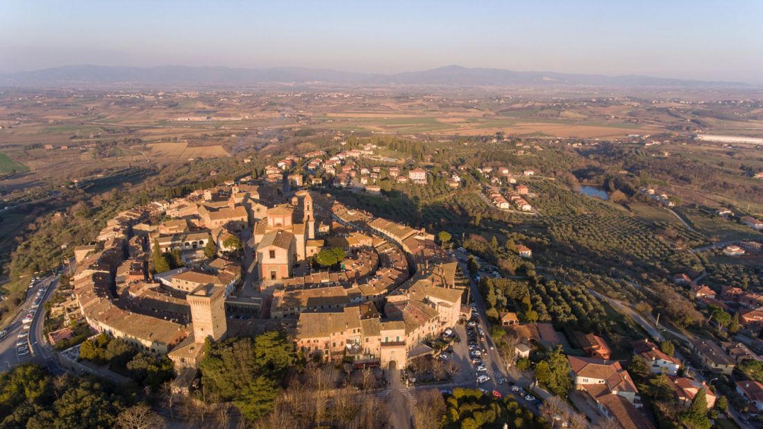 <strong>Lucignano, Tuscany:</strong> Resembling a curled-up snake from above, this medieval town is so well-preserved that its oval circle of wall remains intact.