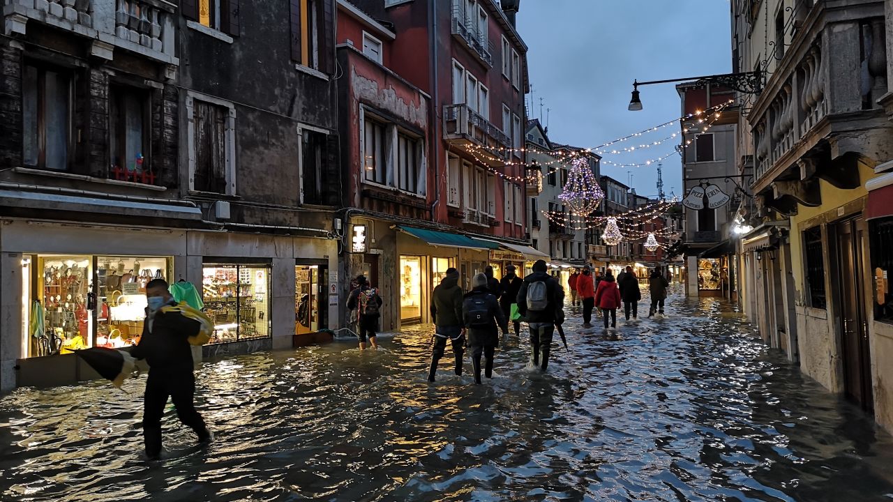 Even higher areas of the city, like the Strada Nuova main thoroughfare, were flooded