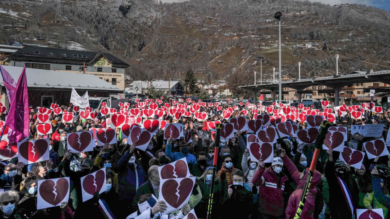 In Bourg-Saint-Maurice, protesters carried broken heart symbols as they called for the government to protect their jobs.
