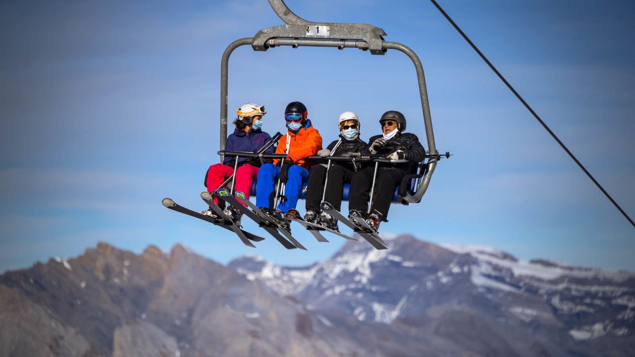 In Verbier, skiers are required to wear face masks on lifts. 