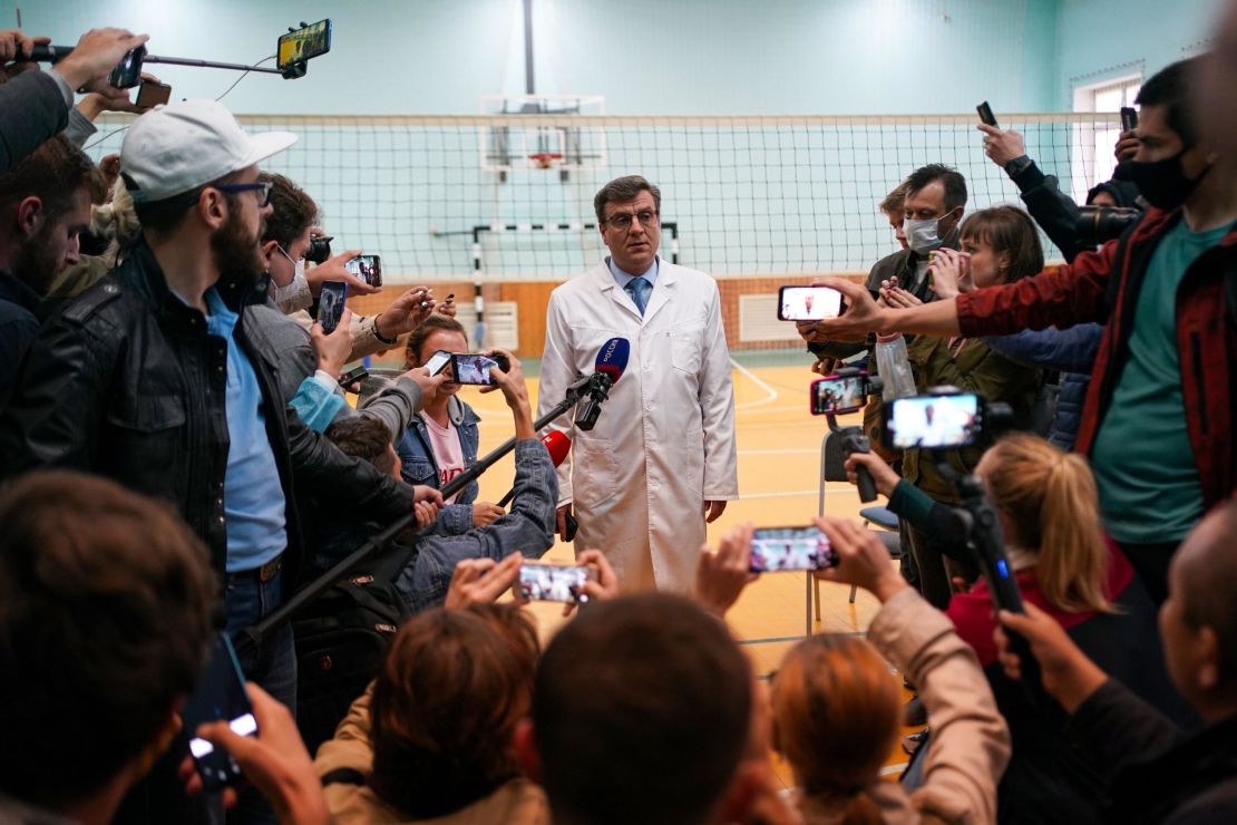 Alexander Murakhovsky, chief doctor at Omsk Emergency Hospital No. 1, talks to reporters about Navalny's treatment. Decisions about whether to release Navalny went back and forth.