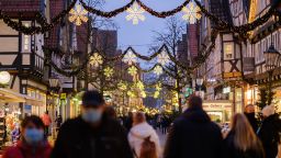 12 December 2020, Lower Saxony, Celle: Passers-by stroll through the Christmassy decorated city centre. Retailers hope for good business on the third Saturday in Advent. 