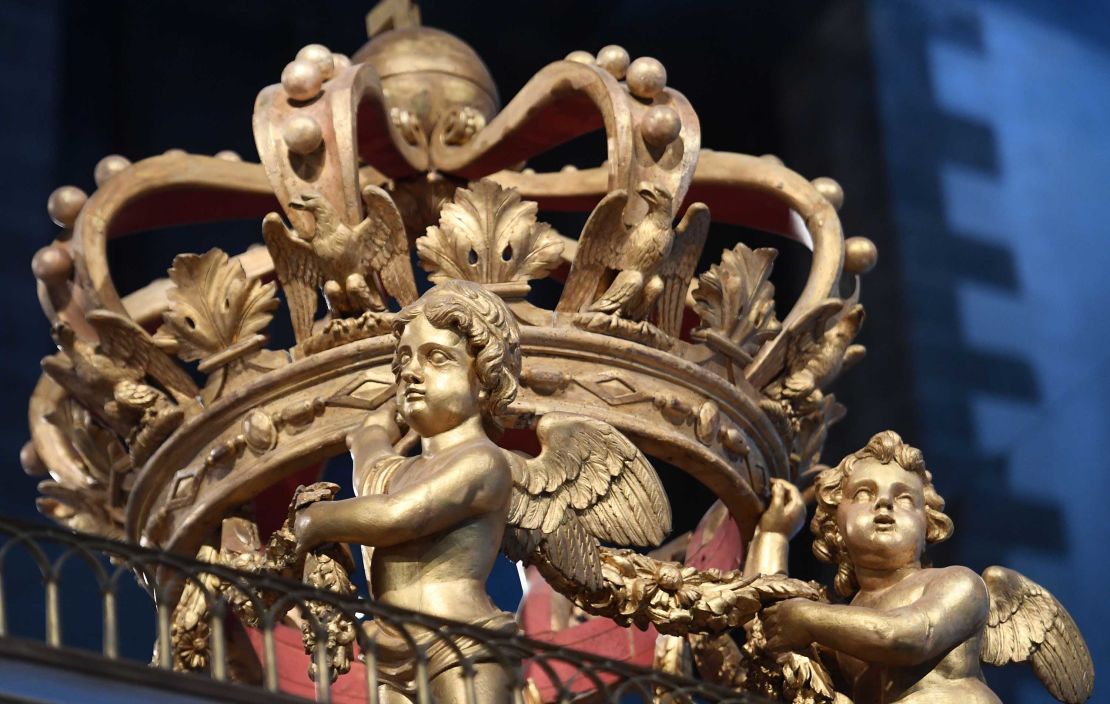 Adornments such as the large gold crown were added in 1858.