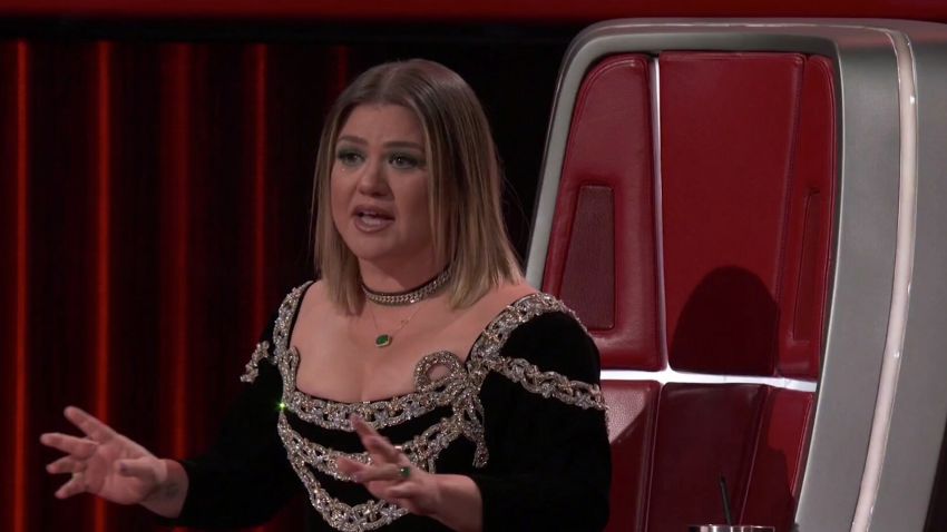 kelly clarkson cries the voice