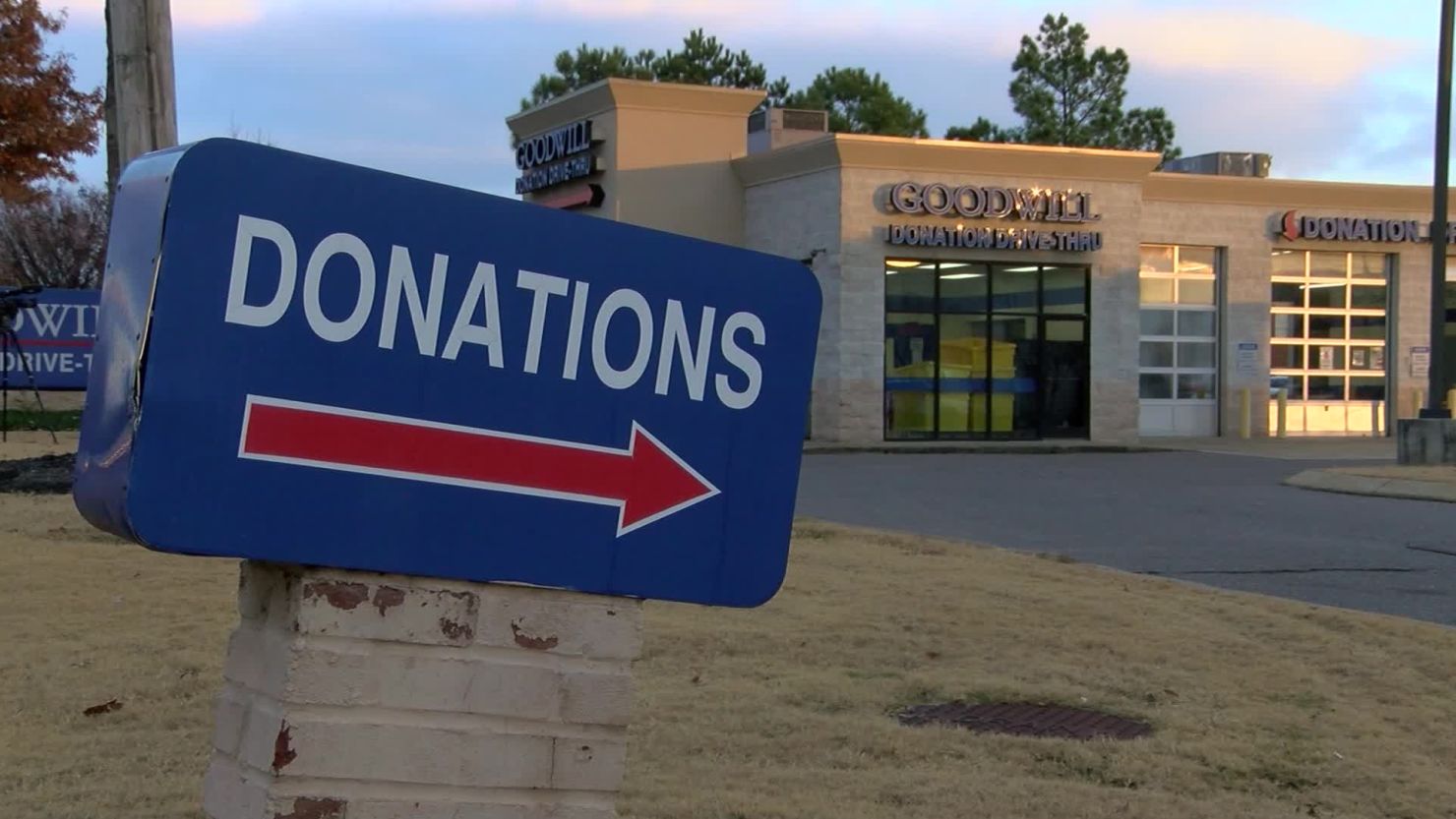 a-2-year-old-was-abandoned-at-a-goodwill-with-a-note-and-a-bag-of