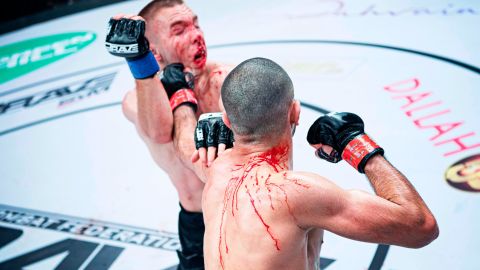 Mokaev punches Kelly during a fight.