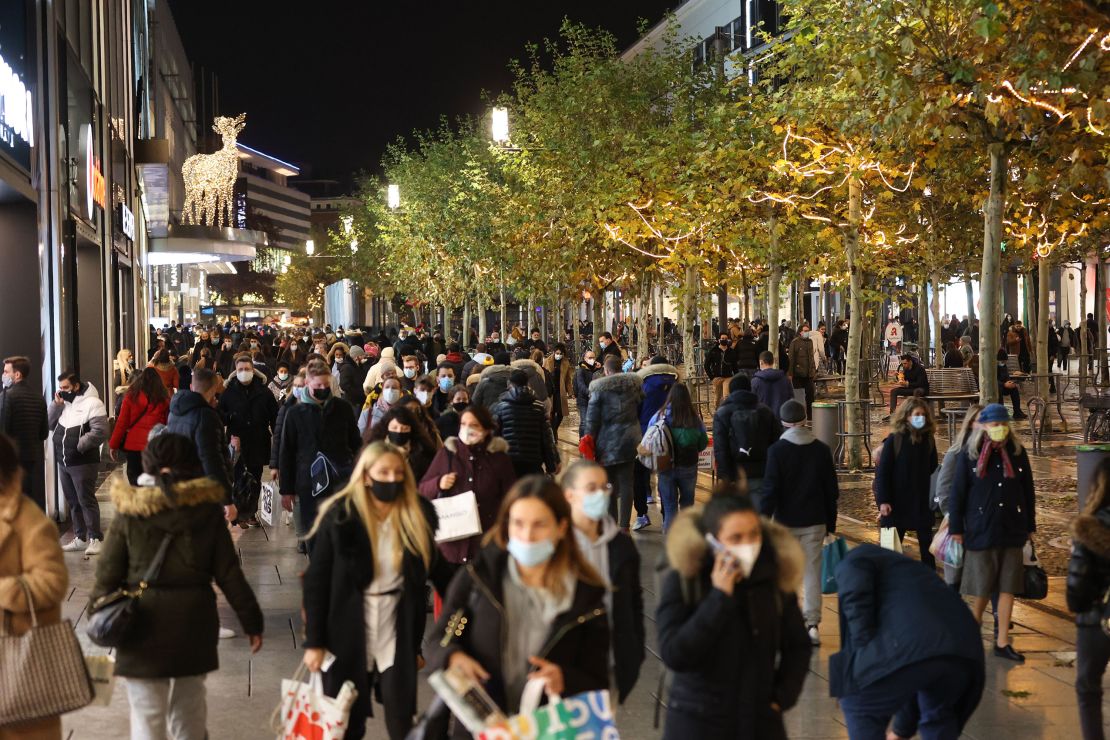 People crowd the Zeil shopping street in Frankfurt on December 15, the last day before a national lockdown.