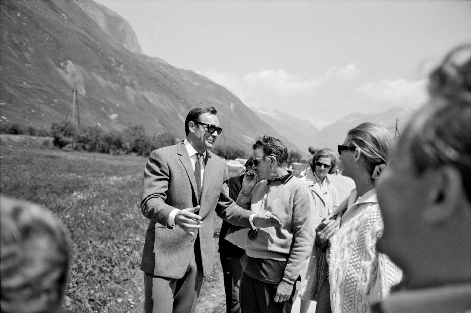 On a day he wasn't needed on set, Sean Connery spent time speaking with journalists at the shoot.