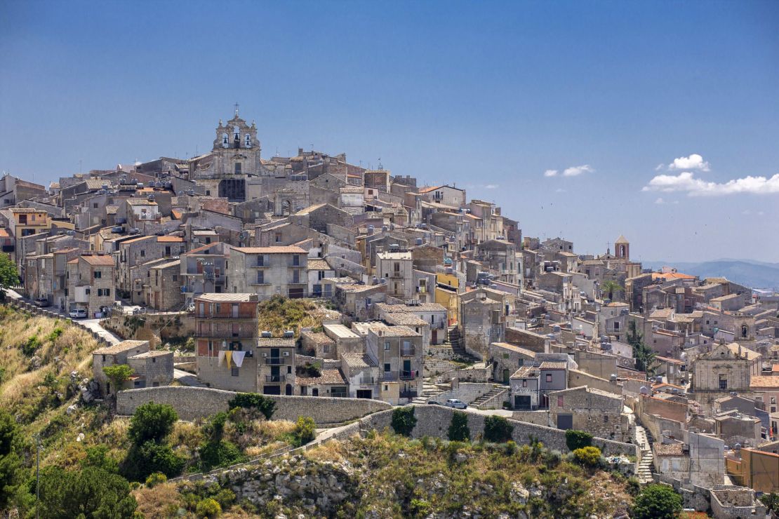 The website includes auctions on houses in Mussomeli, a Baroque town in Sicily.