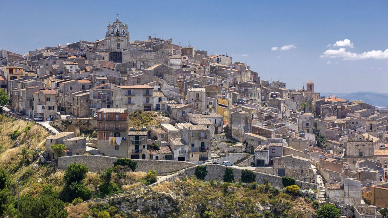 The website includes auctions on houses in Mussomeli, a Baroque town in Sicily.
