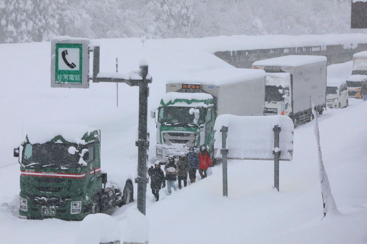 Hundreds of vehicles stranded due to heavy snow on the Kanetsu Expressway on December 17.