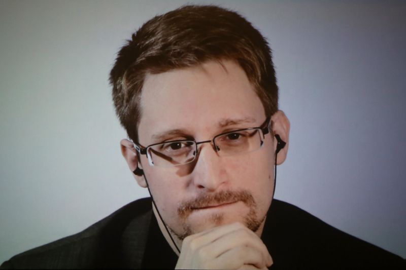 Vladimir Putin grants former NSA contractor Edward Snowden Russian citizenship | CNN