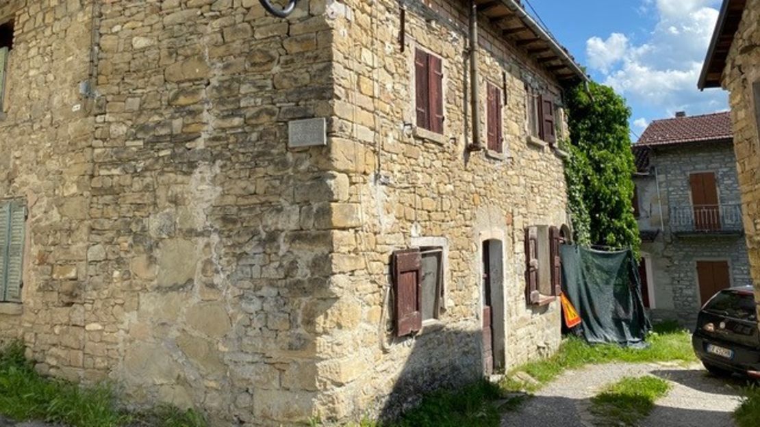 A house for sale in Vetto.