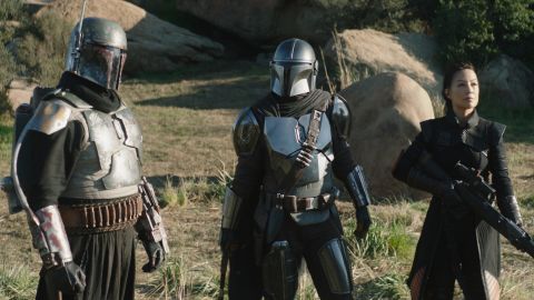 Boba Fett (Temuera Morrison), the Mandalorian (Pedro Pascal) and Fennec Shand (Ming-Na Wen) in 'The Mandalorian' (Lucasfilm Ltd).