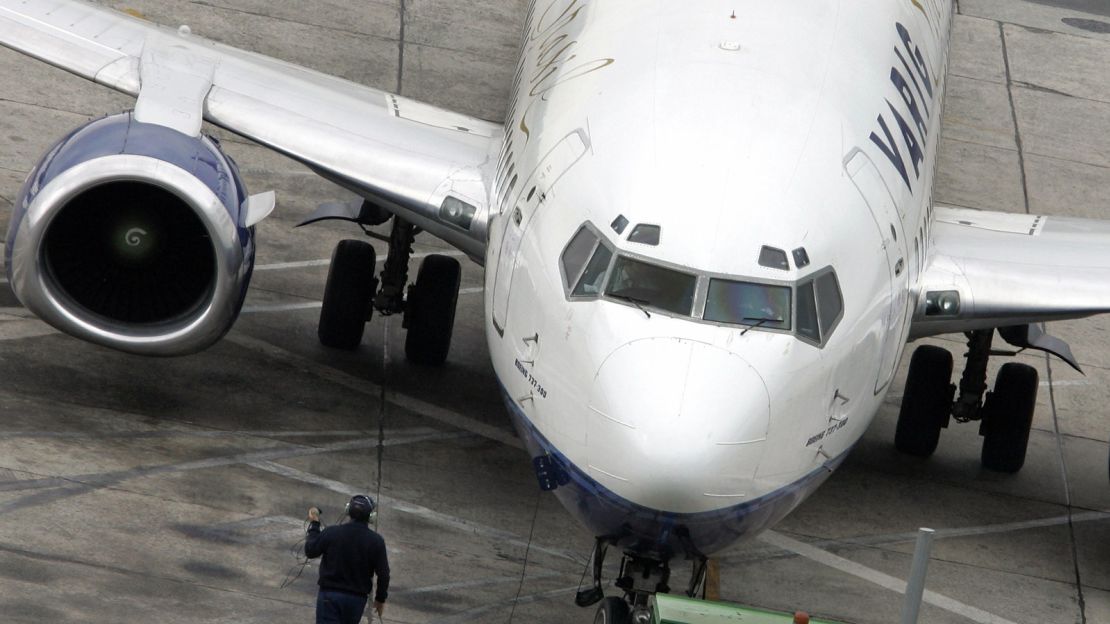 The engines of the Boeing 737-300 have a flat-bottomed shape known as the "hamster pouch." 