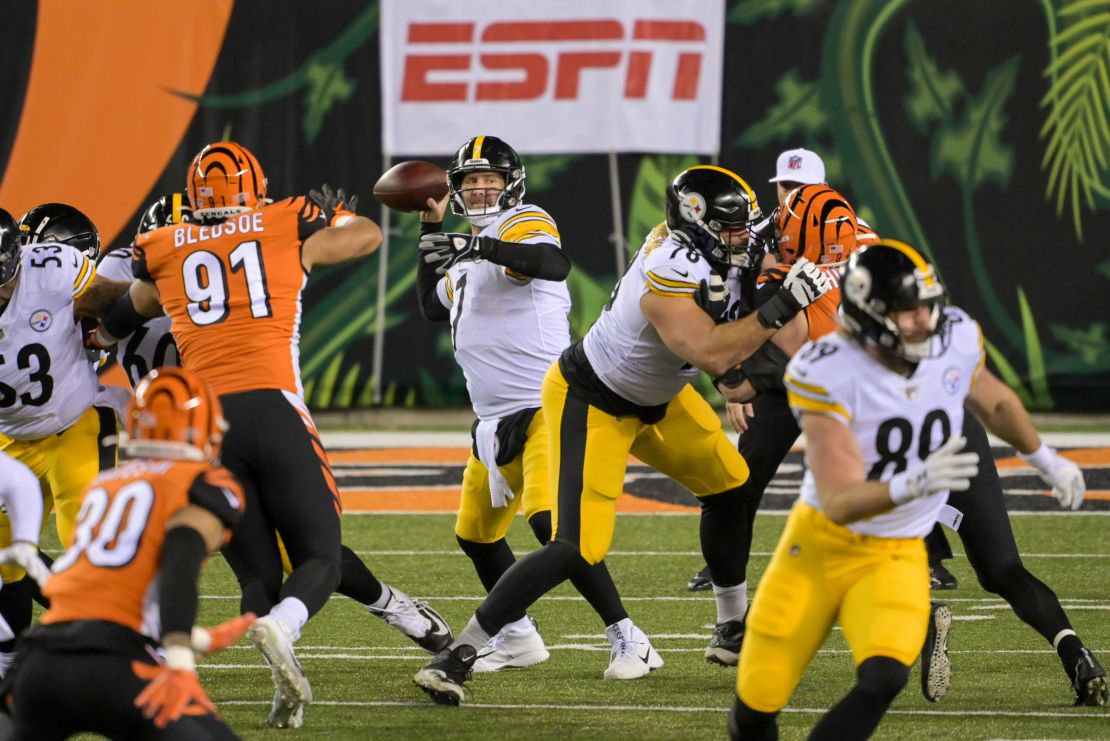 Ben Roethlisberger passes the ball during the game against the Cincinnati Bengals.