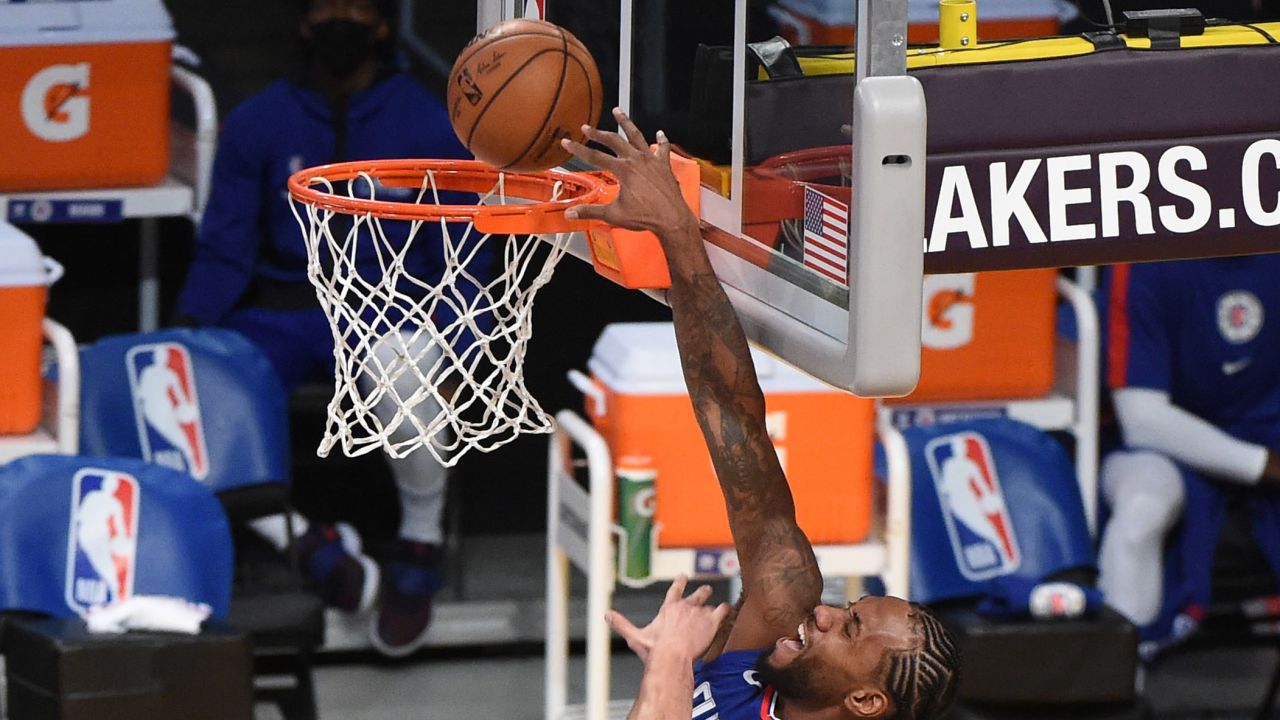 Kawhi Leonard dunks the ball against the Lakers.