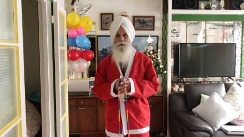 Rajinder Singh, 74, is spreading holiday cheer as the "Skipping Sikh Santa" -- despite the fact that he doesn't celebrate Christmas.