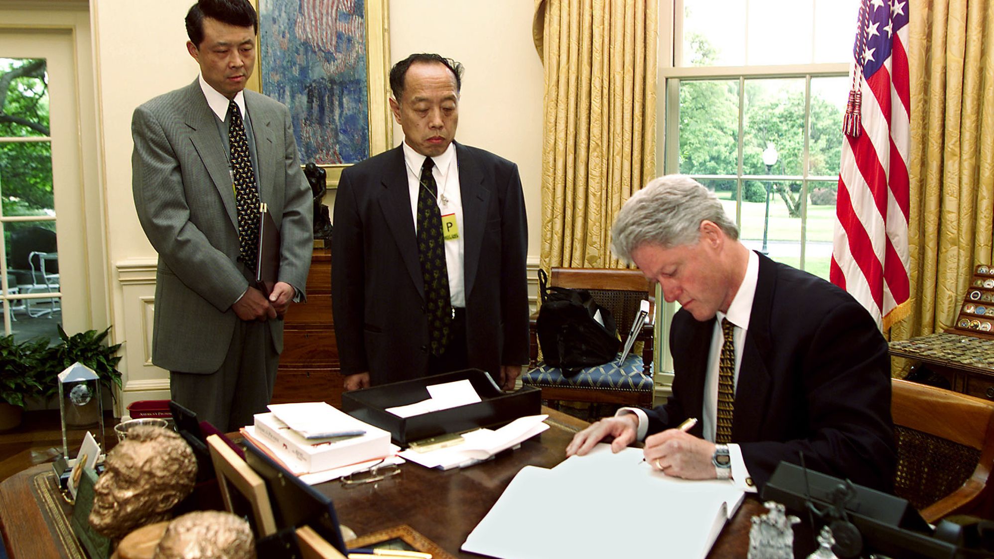 Liu Xiaoming (left) seen visiting then US President Bill Clinton at the White House on May 13, 1999.
