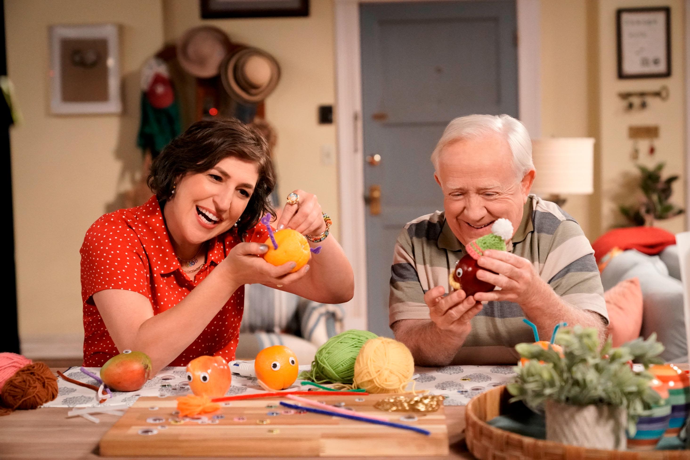 Call Me Kat Review Mayim Bialik Stars In A Fox Sitcom That S More Of A Big Bore Than A Big Bang Cnn