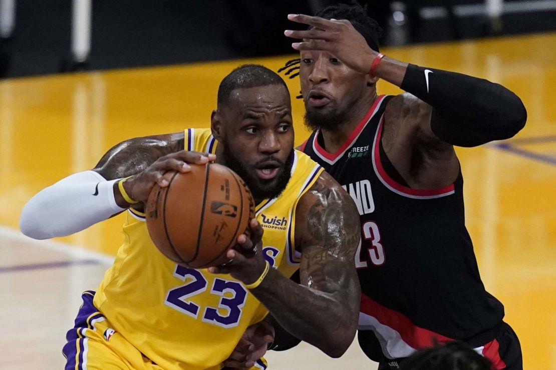 Lakers' LeBron James plays against Trail Blazers - Los Angeles Times