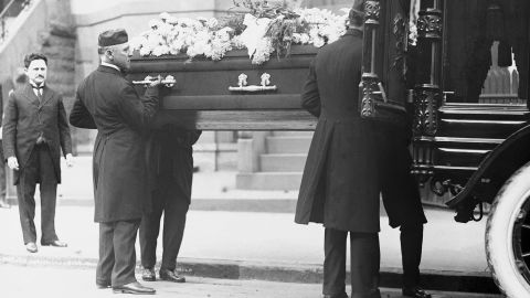 Pallbearers life the coffin of Leo M. Frank, who was lynched in Georgia in August of 1915.