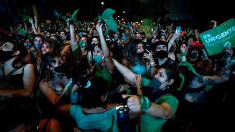 Aktivisten für Abtreibungsrechte feiern in Buenos Aires, nachdem der argentinische Senat im Dezember 2020 einen Gesetzentwurf zur Legalisierung von Abtreibungen für bis zu 14 Wochen verabschiedet hat. 
