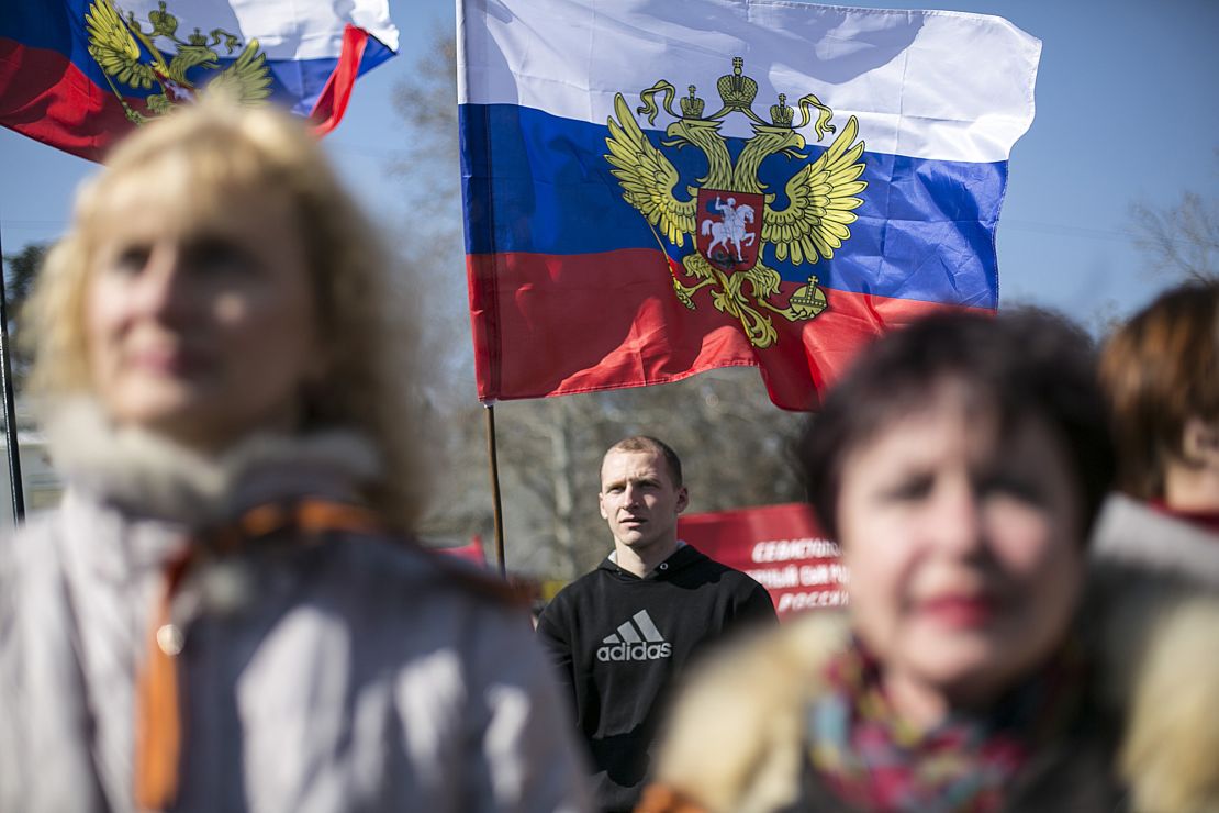 Проросійські прихильники беруть участь у мітингу в Севастополі, Крим, 15 березня 2014 року. На задньому плані видно прапори президента Росії.