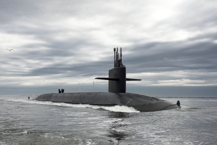 Tàu ngầm tên lửa đạn đạo lớp Ohio USS Tennessee trở về Căn cứ tàu ngầm hải quân Kings Bay, Georgia, vào ngày 6 tháng 2 năm 2013.