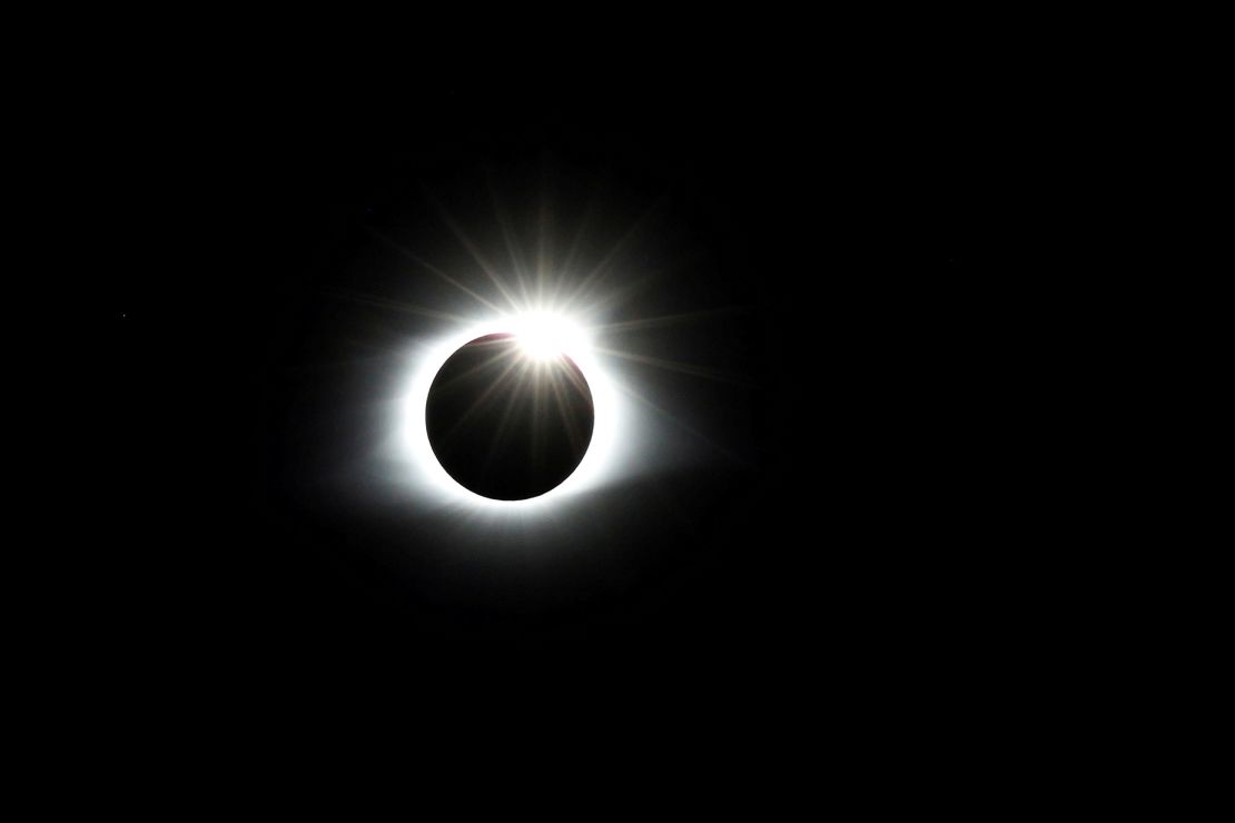 Um eclipse solar cria um efeito de anel de diamante durante o eclipse solar de 2017, visto do Clingmans Dome, que com 6.643 pés (2.025 metros) é o ponto mais alto do Parque Nacional Great Smoky Mountains, no Tennessee.