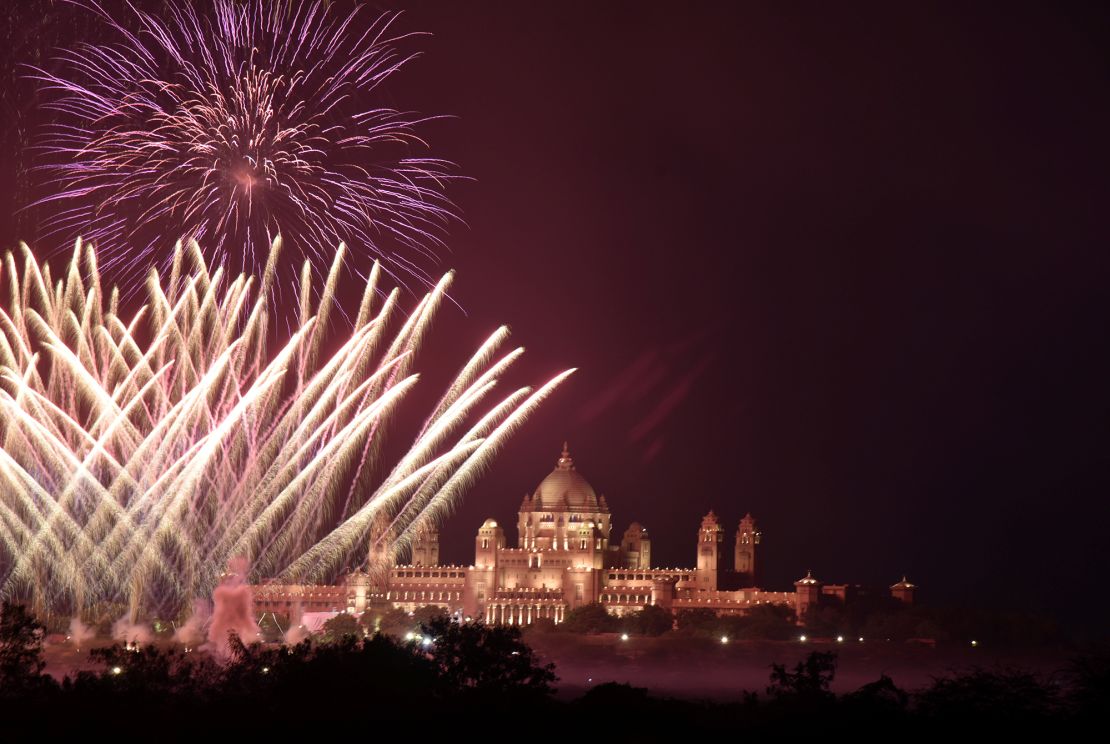 Los fuegos artificiales explotan en el cielo sobre el Palacio Umaid Bhawan, sede de la boda de la actriz Priyanka Chopra y el cantante Nick Jonas, en Jodhpur, en el estado desértico de Rajastán, India, el 1 de diciembre de 2018.