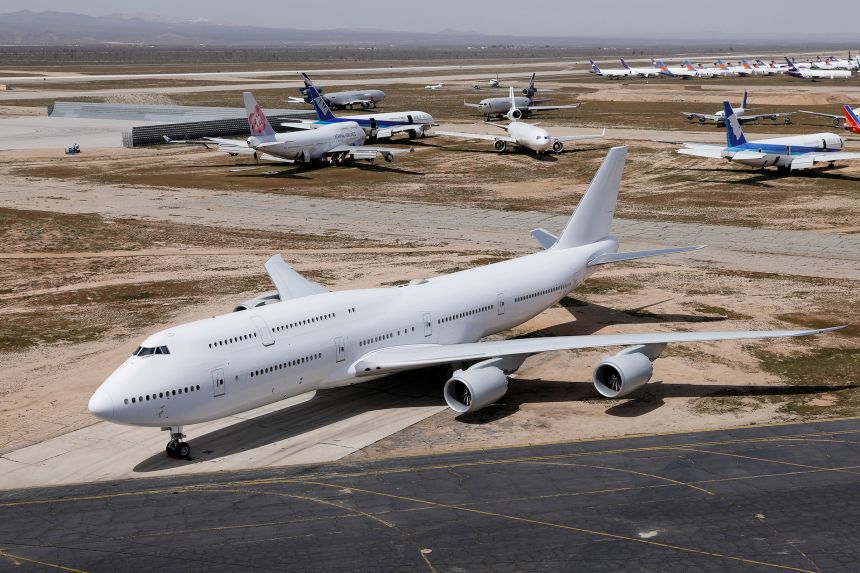Boeing 747-8, один із двох, який спочатку був замовлений нинішньою російською авіакомпанією, а згодом було призначено для проекту заміни ВВС 1, помічений в аеропорту Вікторвілла в Вікторвіллі, Каліфорнія, США, 26 березня 2019 року.