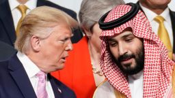 El presidente Donald Trump habla con el príncipe heredero de Arabia Saudita, Mohammed bin Salman, durante la sesión de fotos con otros líderes y asistentes a la cumbre de líderes del G20 en Osaka, Japón, el 28 de junio de 2019.