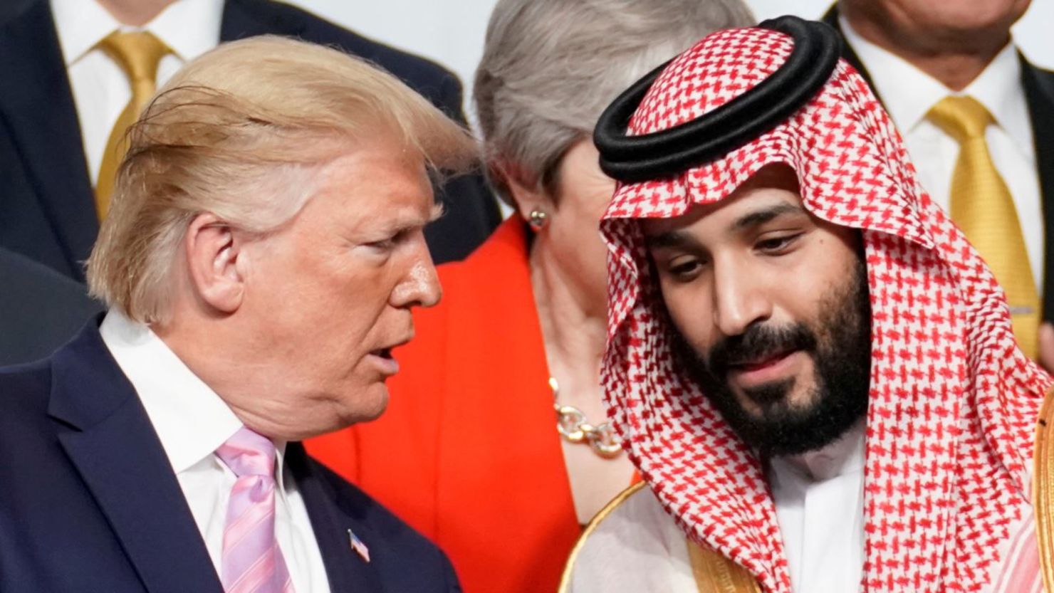 El presidente Donald Trump habla con el príncipe heredero de Arabia Saudita, Mohammed bin Salman, durante la sesión de fotos con otros líderes y asistentes a la cumbre de líderes del G20 en Osaka, Japón, el 28 de junio de 2019.