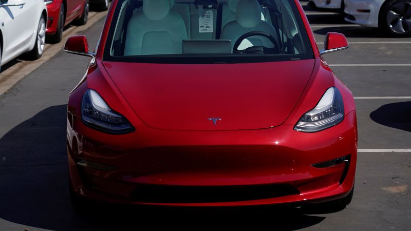 Read more about the article Tesla to recall 125227 vehicles over faulty seat belt warning system – CNN