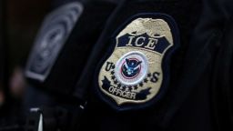 La insignia de un agente del Servicio de Inmigración y Control de Aduanas de Estados Unidos se ve en 2020.