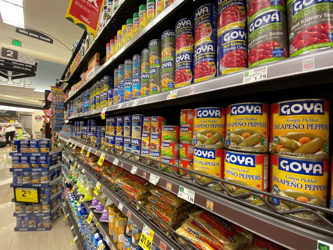 Goya -producten worden afgebeeld op het specialistische voedsel Isle op een Ralphs -supermarkt in Pasadena, Californië op 10 juli 2020.