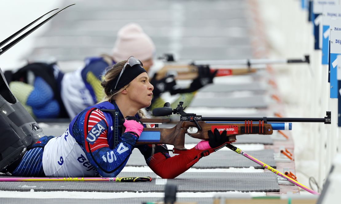 Oksana Masters berkompetisi di Para Biathlon di Beijing 2022.