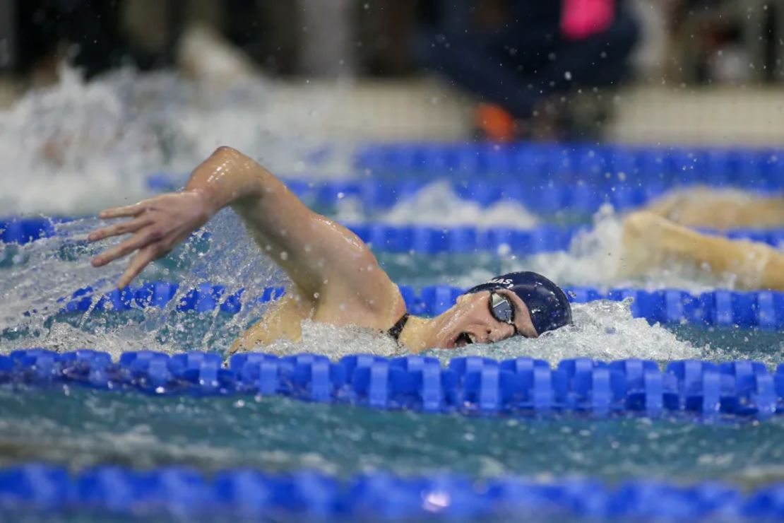 Lia Thomas nadando los 200 libre en los Campeonatos de Natación y Buceo de la NCAA en marzo de 2022.