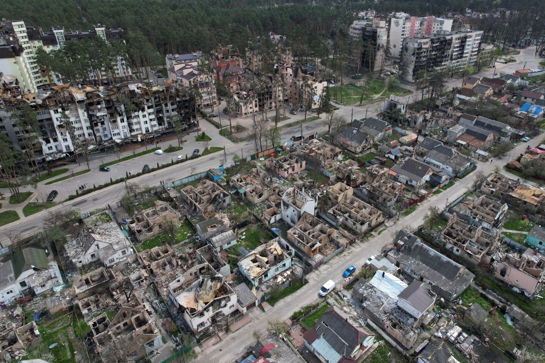 Вид показує житлові будинки, зруйновані під час російського вторгнення в Україну в місті Ірбін, поблизу Києва, Україна, 29 квітня 2022 року.
