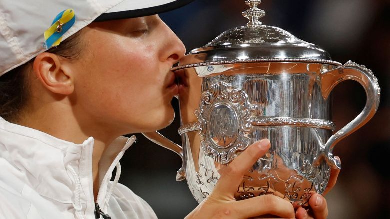 Tennis - French Open - Roland Garros, Paris, France - June 4, 2022
Poland's Iga Swiatek kisses the trophy after winning the women's singles final match against Cori Gauff of the U.S. REUTERS/Yves Herman     TPX IMAGES OF THE DAY     