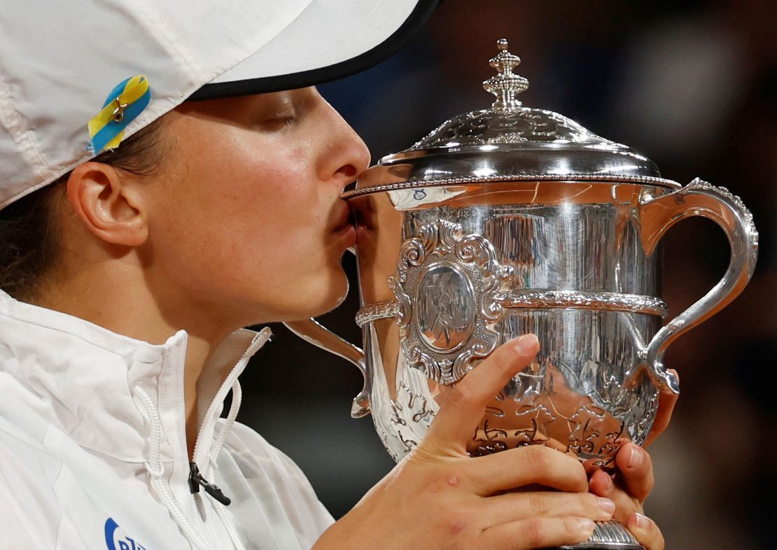 ?wi?tek kisses the trophy after winning the 2022 French Open.