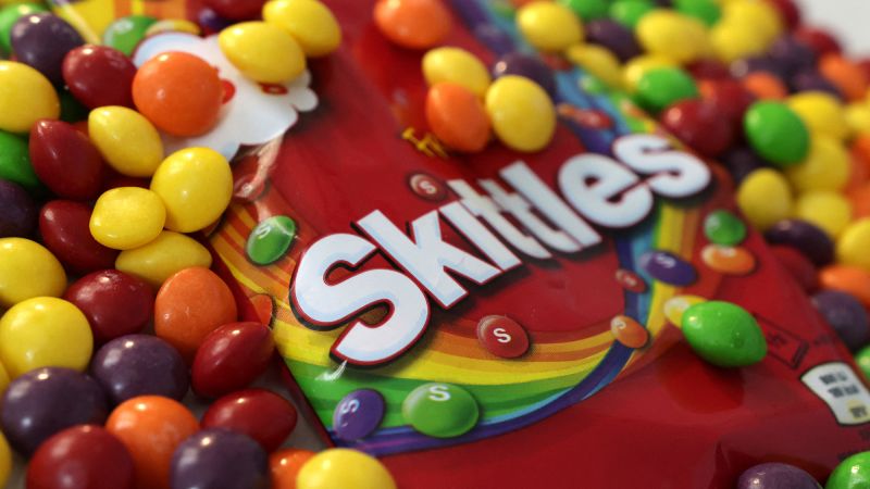 „Това е просто PR“: Skittles, Hershey и Nestle премахват изкуствени цветове 