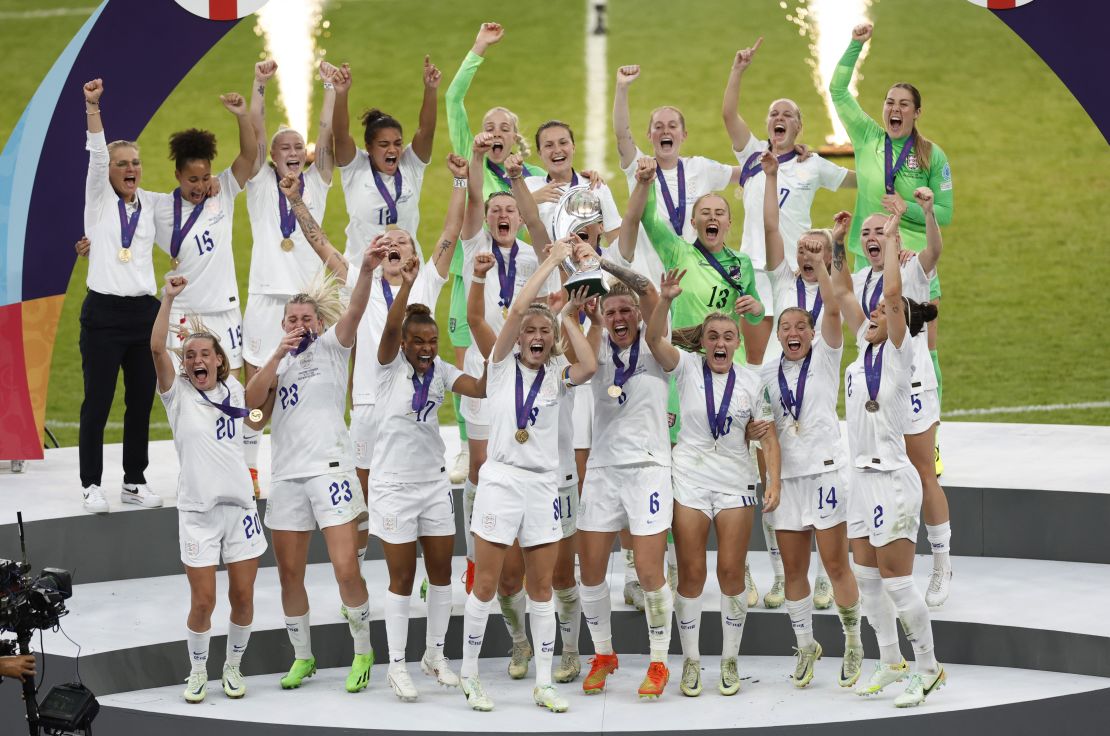 England's Lia Williamson and Milli Bright picked up the trophy, as they celebrate women with teammates after winning the euro 2022.
