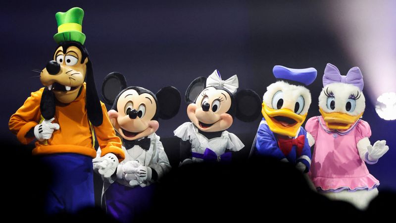 Mickey, Minnie, Donald et Dingo de Disneyland veulent rejoindre le syndicat