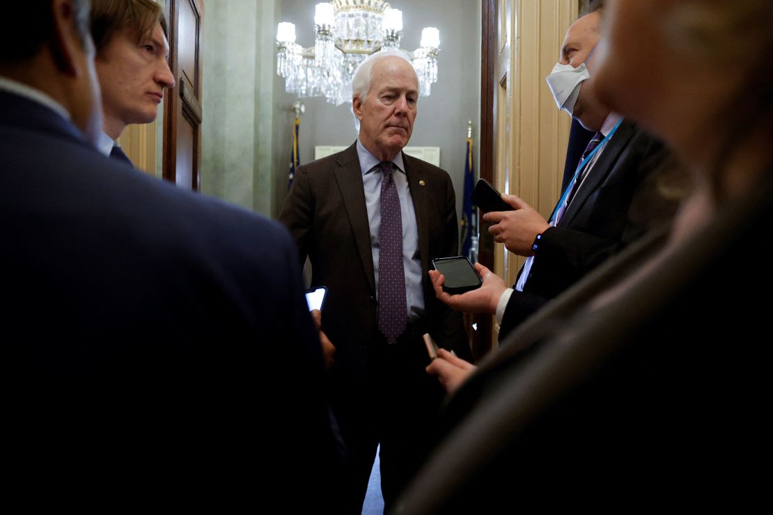 De Amerikaanse senator John Cornyn (R-TX) praat met verslaggevers op het Amerikaanse Capitool in Washington, VS, 30 januari 2023.