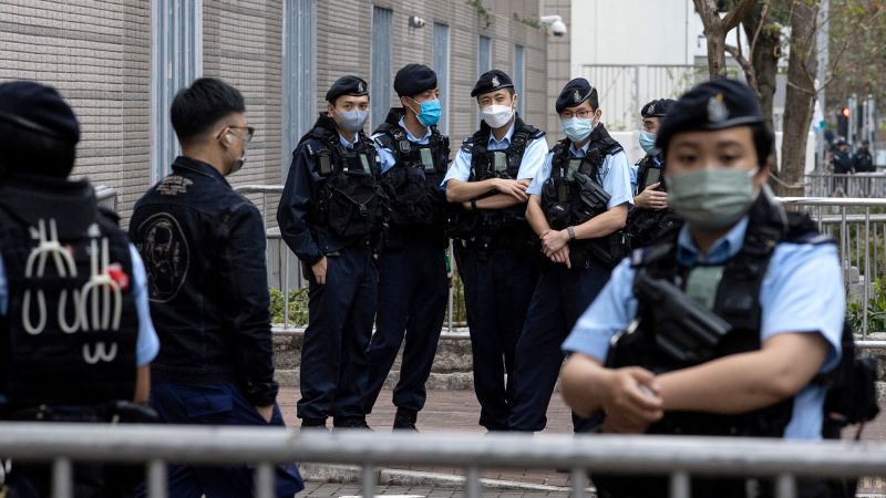 Повече от дузина от водещите фигури на демокрацията в Хонконг