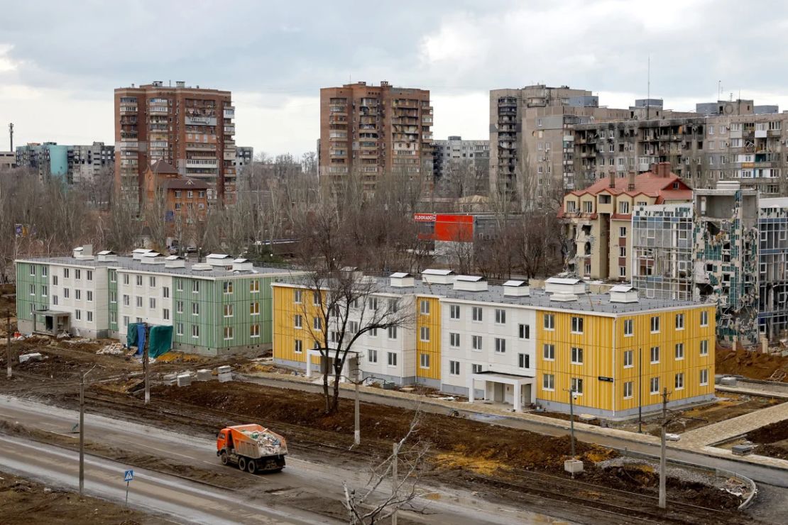 Bloques de apartamentos recién construidos en la Mariúpol ocupada por Rusia el 15 de febrero de 2023.