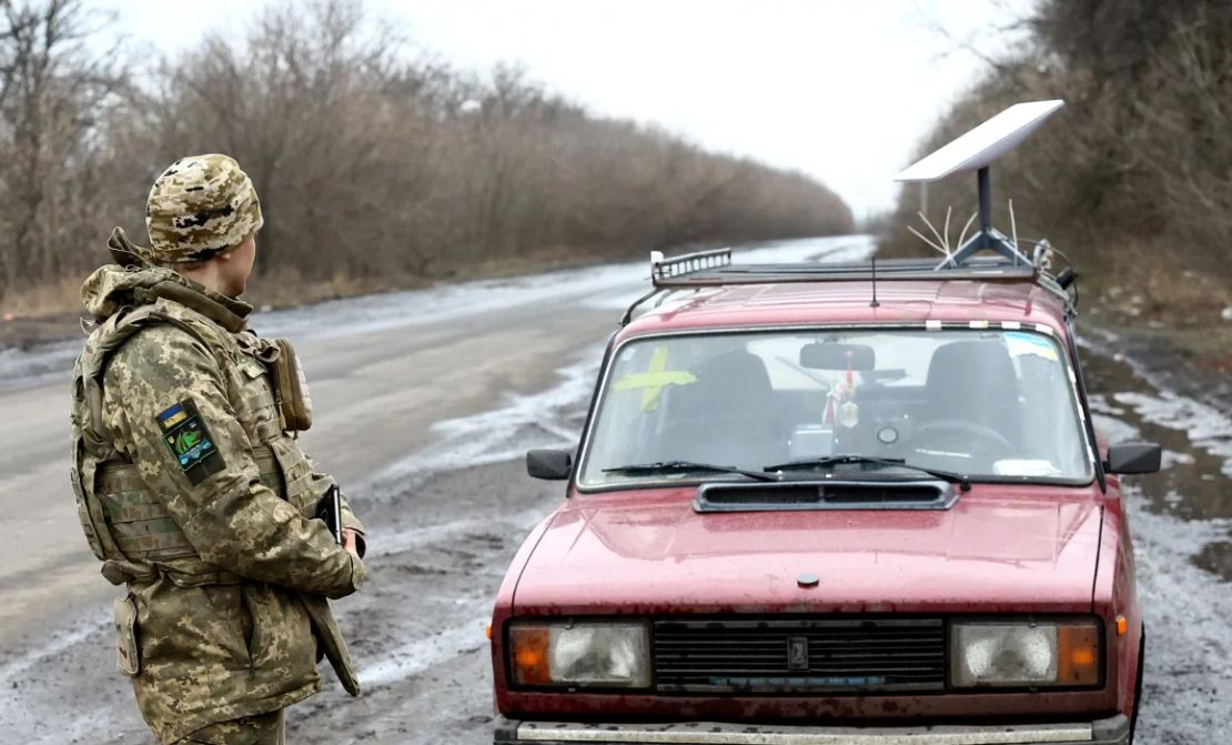 Un militar ucraniano se encuentra junto a un vehículo que lleva un sistema de internet satelital Starlink cerca del frente, mientras el ataque de Rusia a Ucrania continúa, en la región de Donetsk, Ucrania, el 27 de febrero de 2023.